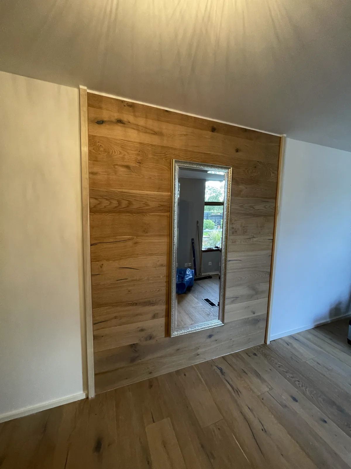 Holz-Wandverkleidung mit Spiegel – AE Raumwerk Referenz in Rhein-Sieg-Kreis