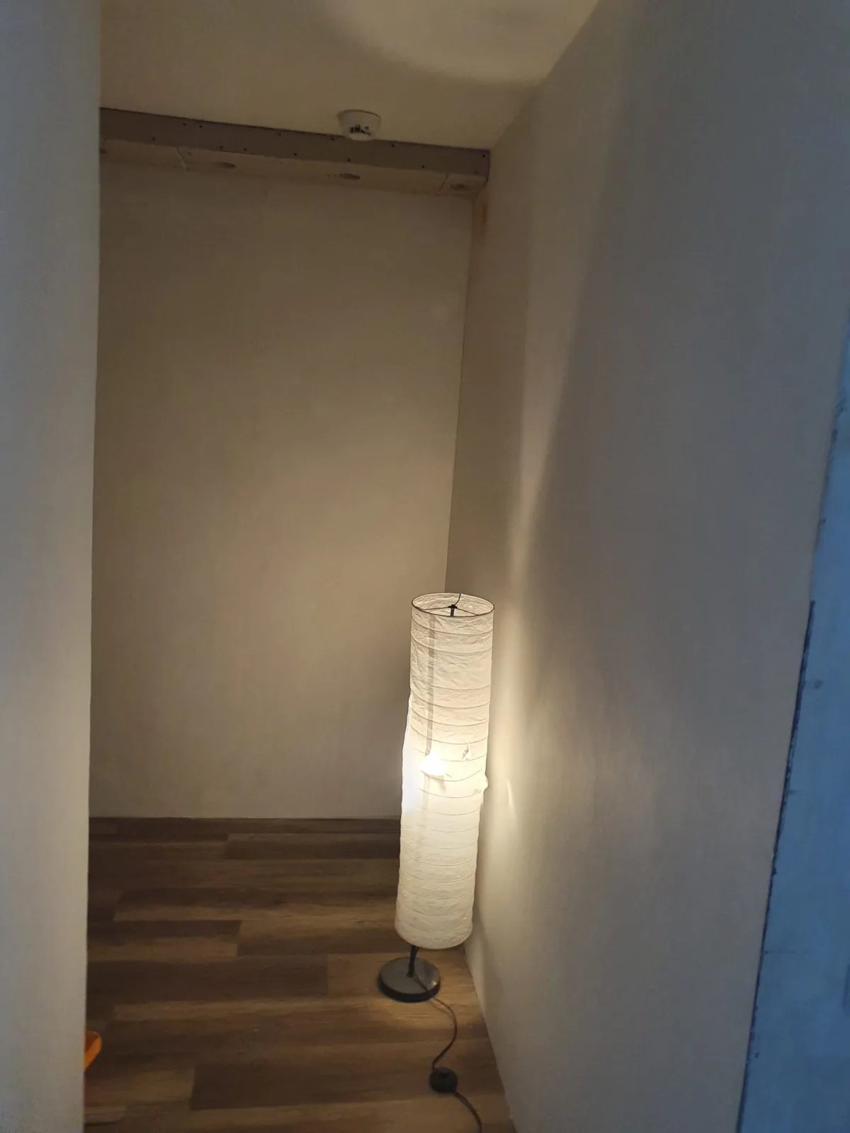 Wandnische mit roher, unverputzter Wand und freiliegender Decke vor dem Innenausbau